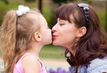 Përse nuk duhet t’i puthni fëmijët në buzë?